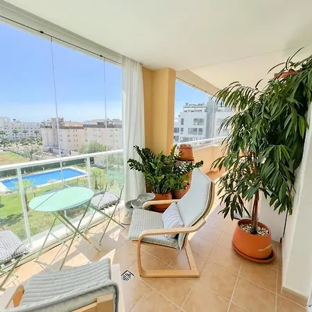 Bright With Terrace, Pool And דירה