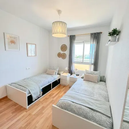 Bright With Terrace, Pool And טורמולינוס