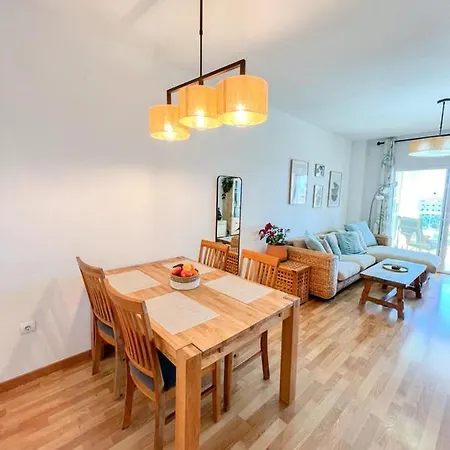 Lejlighed Bright With Terrace, Pool And