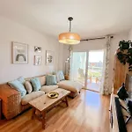 Daire Bright With Terrace, Pool And