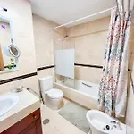 Daire Bright With Terrace, Pool And