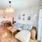 Daire Bright With Terrace, Pool And *
