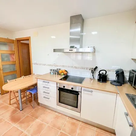Daire Bright With Terrace, Pool And